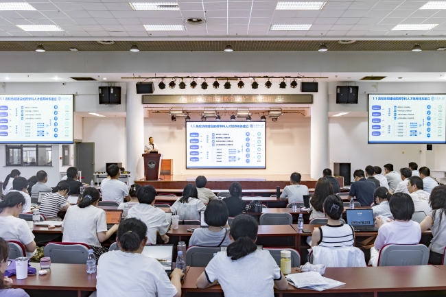 学校举办“AI环境下项目制教学体验”专题培训